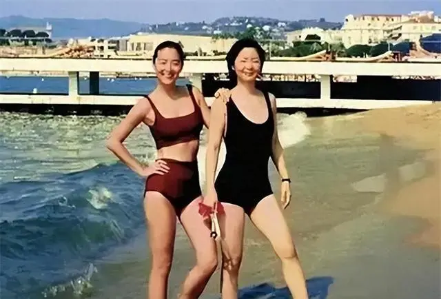 1990年邓丽君和林青霞在海滩偶遇，互相拍了10张照片，今已成绝版