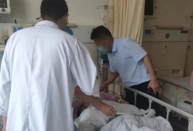 涉事医生王主任（右）和助手查看韩女士情况 受访者供图