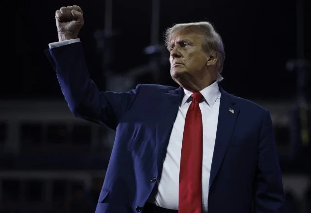 特朗普：委内瑞拉已被美国舰队完全包围，委政府是恐怖组织