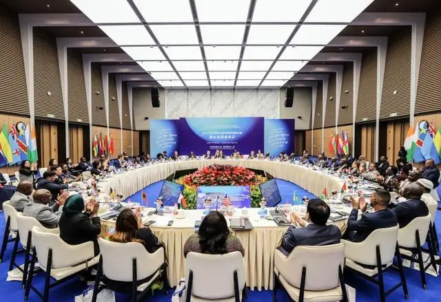 在2024年世界职业技术教育发展大会上,32国部长联合发布“天津共识”。中国教育报记者 张劲松 摄