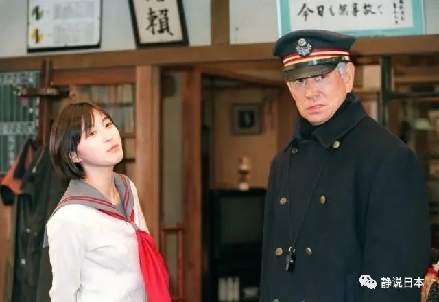 在电影《铁道员》中，高仓健与广末凉子扮演父女。