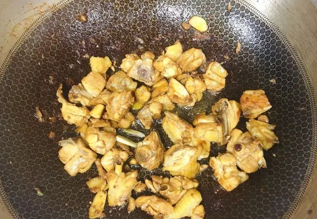 毛豆怎么炒？大叔教你毛豆烧鸡，鲜香味美，简单易做，超级好吃！-毛豆烧鸡的功效作用