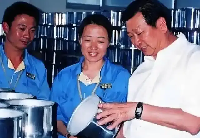 苏泊尔“勇闯男厕”:一口安全锅的三十年,因AI广告引发低俗争议_快讯_第3张_纵横网 苏泊尔“勇闯男厕”:一口安全锅的三十年,因AI广告引发低俗争议_https://www.izongheng.net_快讯_第3张