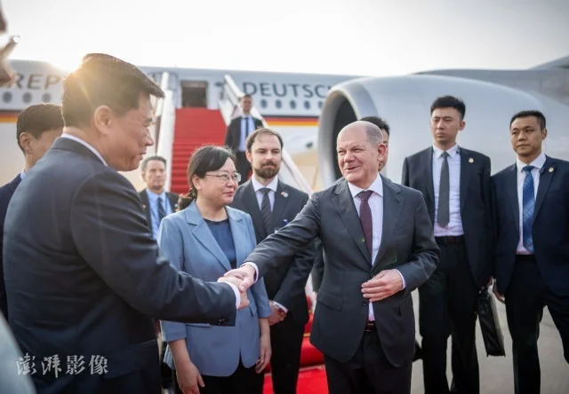 4月14日，德国总理朔尔茨抵达重庆，开启访华之旅 图自澎湃影像