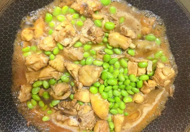 毛豆怎么炒？大叔教你毛豆烧鸡，鲜香味美，简单易做，超级好吃！-毛豆烧鸡的功效作用