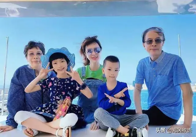 金巧巧直播崩溃哭诉，教授父亲千万积蓄被骗光，家中只剩一箱借条