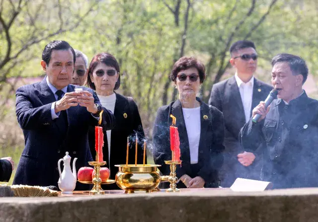 2023年4月1日，马英九在湖南省湘潭县茶恩寺镇双阳村马家祖墓进行祭祖。图片来自网络