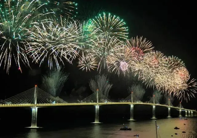 ● 佩列沙茨大桥通车当晚，大桥上空燃放起焰火