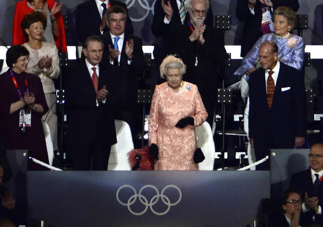 2002年7月27日，伊丽莎白二世出席伦敦奥运会开幕式。