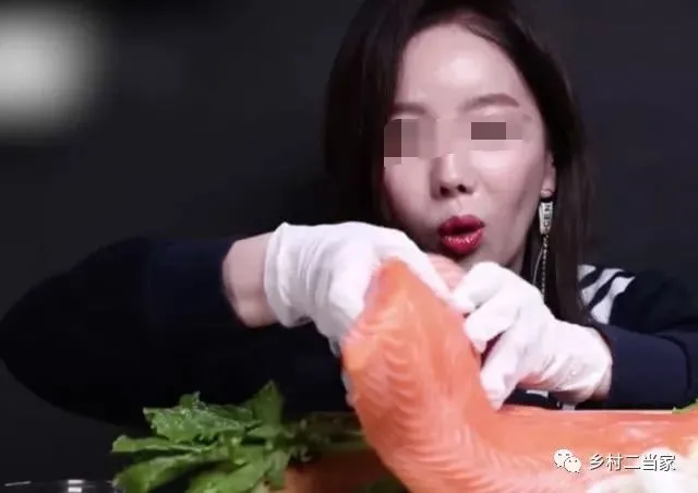 见识下女主播如何吃超大海鲜，生吃超活章鱼简直无敌，不得不佩服（各种直播吃海鲜小视频）