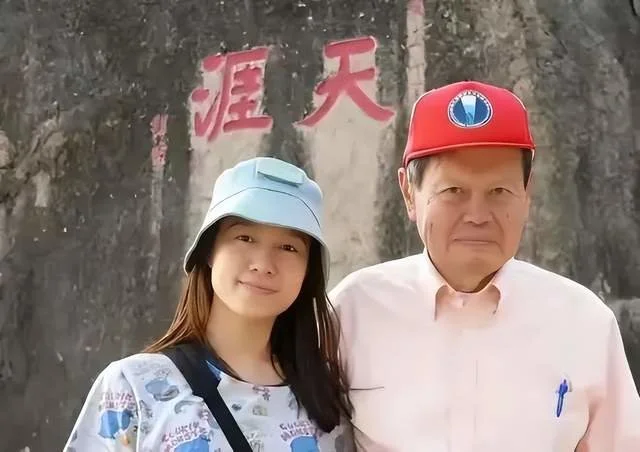 好友曝杨振宁往事，翁帆爱好与杨振宁原配类似，二人已被家人接受-杨振宁和翁帆差了多少岁