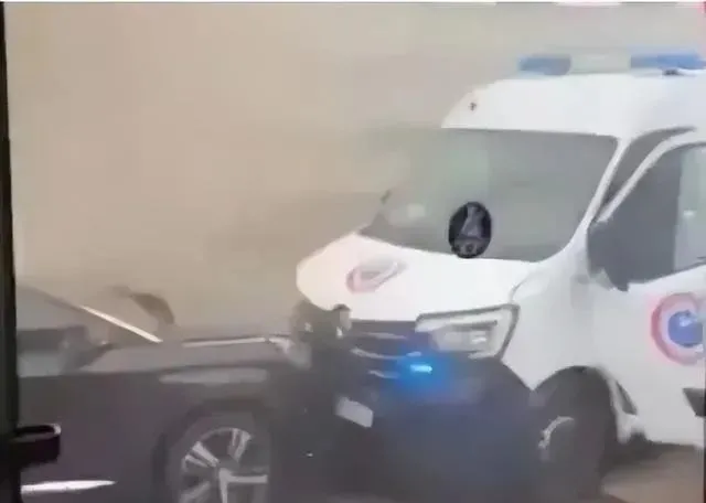 ·法国一囚车14日被劫，黑车与白色囚车正面相撞。