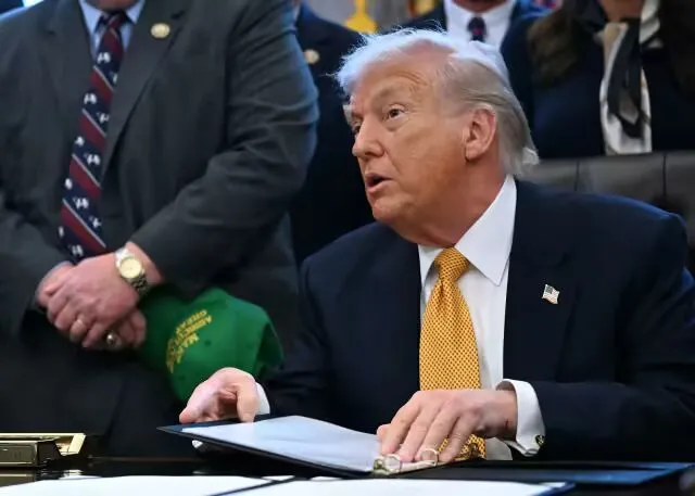 唐纳德·特朗普总统周三在白宫椭圆形办公室签署法案前发表讲话。