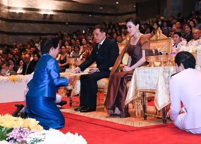 苏提达华丽亮相却被32岁新宠"抢镜",72岁泰王...