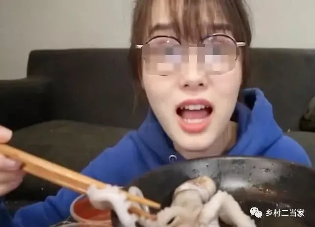 见识下女主播如何吃超大海鲜，生吃超活章鱼简直无敌，不得不佩服（各种直播吃海鲜小视频）