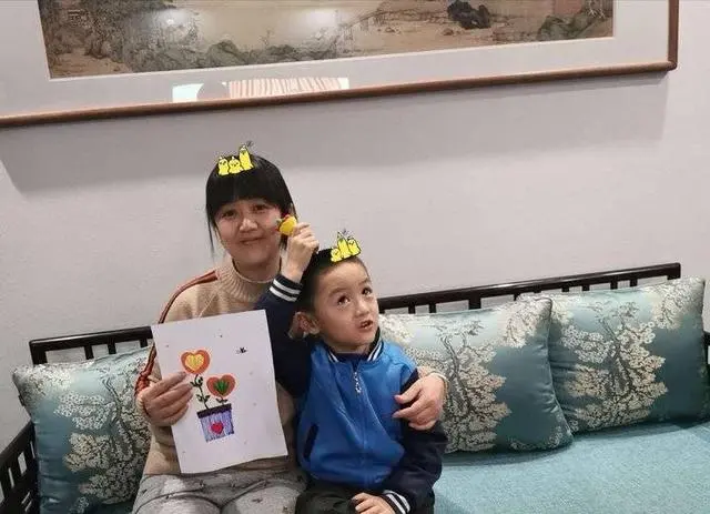 花朵手工、爱心贺卡……济南炼油厂幼儿园孩子把祝福送给妈妈-幼儿制作贺卡送妈妈