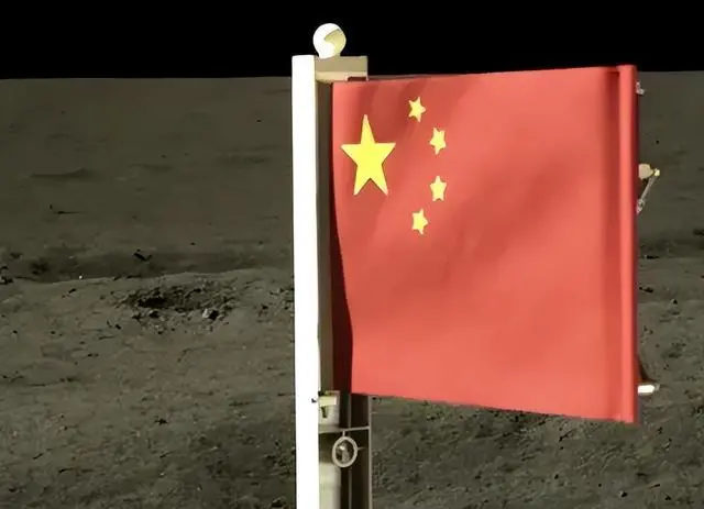 （嫦娥六号携带的五星红旗在月球展开）