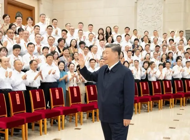 2024年9月9日,党和国家领导人习近平、李强、蔡奇、丁薛祥等在北京接见参加庆祝第四十个教师节暨全国教育系统先进集体和先进个人表彰活动代表。新华社记者李涛 摄