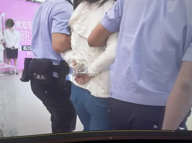 成都女子医美后脸肿变形维权被警察铐走：官司我都赢了，要个道歉有多难？(图3)