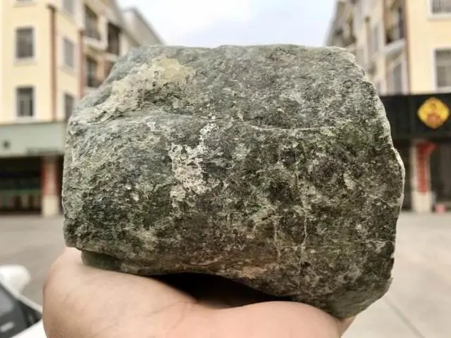 翡翠原石怎么鉴定？来看看翡翠原石的鉴定方法！（翡翠原石鉴定技巧）