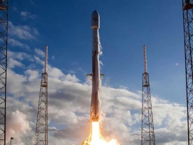 SpaceX将发射第二枚猎鹰9号火箭 送10颗卫星_凤凰网