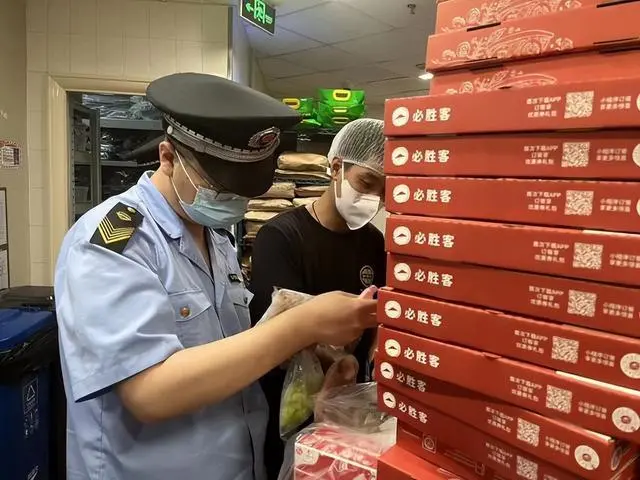 食材过期继续用 必胜客北京两家门店被立案调查