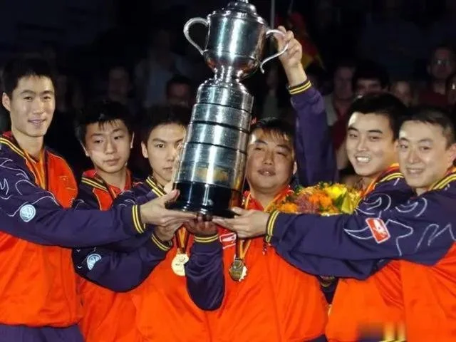 2006年，中国队举起世乒赛团体奖杯