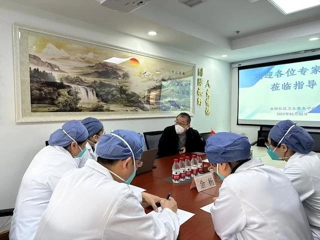 图说:专家下基层在社区指导救助