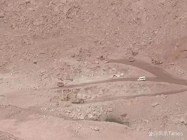 3月中旬，家属拍摄的救援现场，“只有三台挖掘机，三辆渣车”。