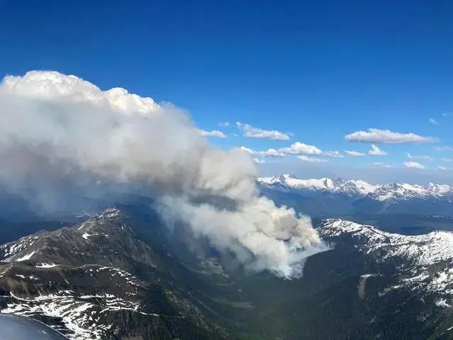 2023年6月4日，加拿大不列颠哥伦比亚省查普尔克里克上空拍摄的野火火势照片。图｜新华社发