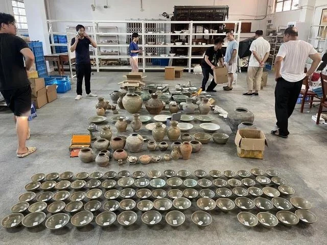 从嫌疑人家中搜查出的文物 图源嵊州公安