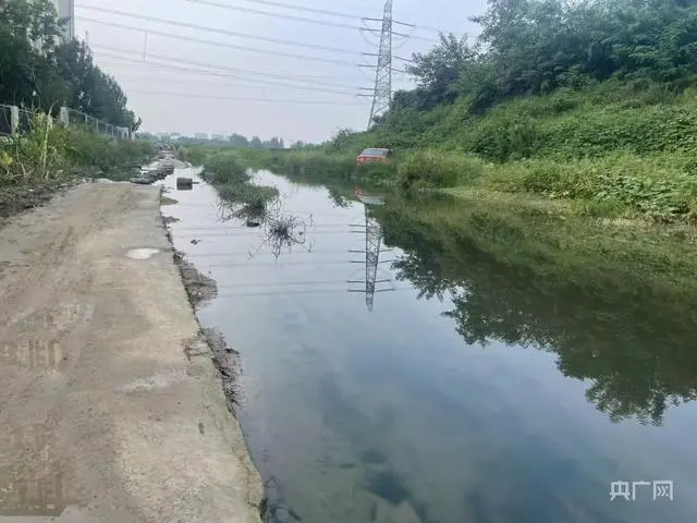 积水路段散发着恶臭，是孩子们上下学的必经之路（央广网记者 彭华 摄）