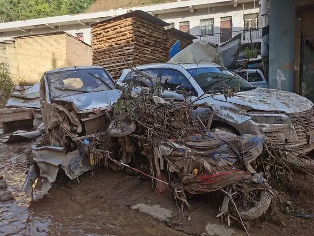 陕西志丹县强降雨引发山洪，百余辆车被冲毁