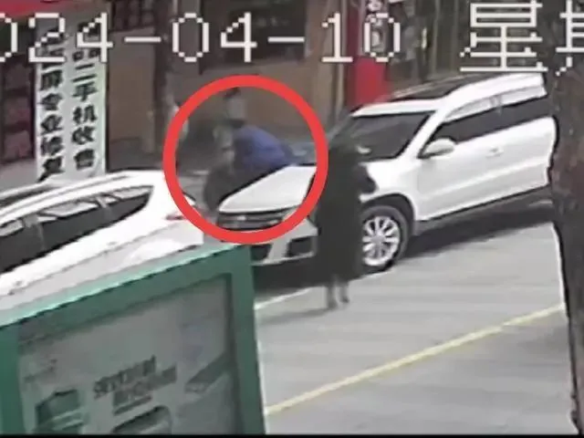 男子当街行凶。（网传视频截图）