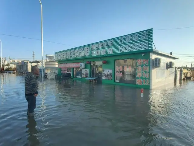 盘锦二界沟沿海部分街道遭遇海水倒灌（央广网发 受访者供图）