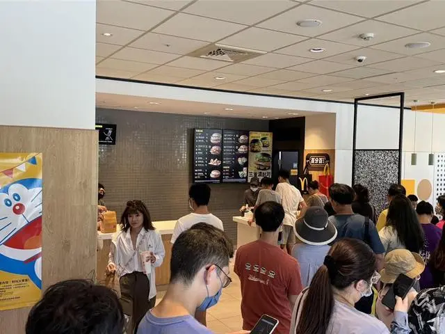 金门部分装设有发电机的商店，店内人潮众多（民众供图）