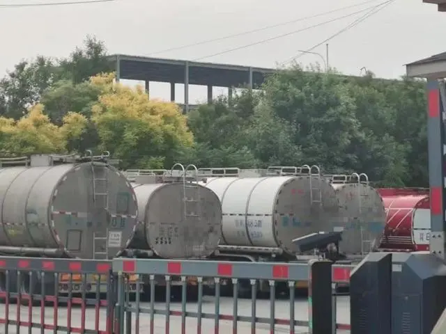 5月14日，河北省邢台市南和区一处停车场里 停了多辆罐车 当地许多人从事罐车运输行业/新京报记者 韩福涛 摄