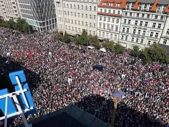 布拉格游行队伍，看起来不止7万人