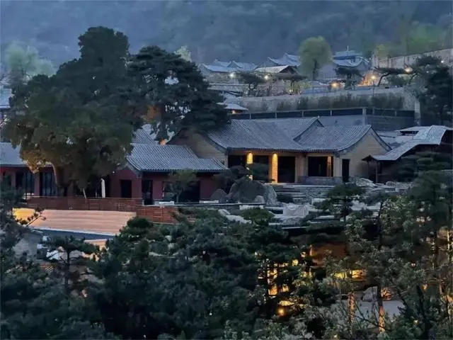 暴雨冲垮京城最贵酒店