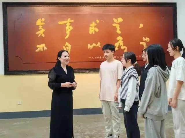 在毛泽东与第一师范纪念馆里,馆长杨丹在给学生上思政课。受访者供图