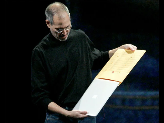乔布斯从牛皮纸袋里拿出来MacBook Air时的震撼