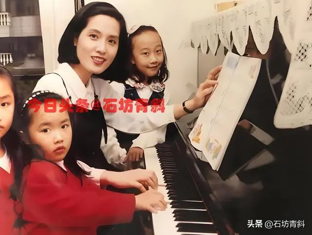 江玲教小朋友弹琴