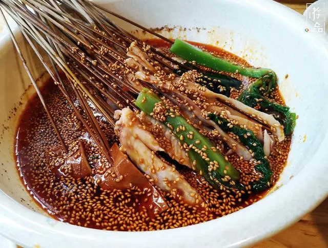关于四川乐山钵钵鸡的疑问：有没有鸡肉，和冷串串有什么区别？（乐山钵钵鸡可以弄哪些菜）