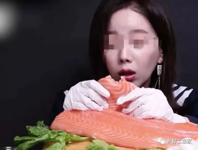 见识下女主播如何吃超大海鲜，生吃超活章鱼简直无敌，不得不佩服（各种直播吃海鲜小视频）