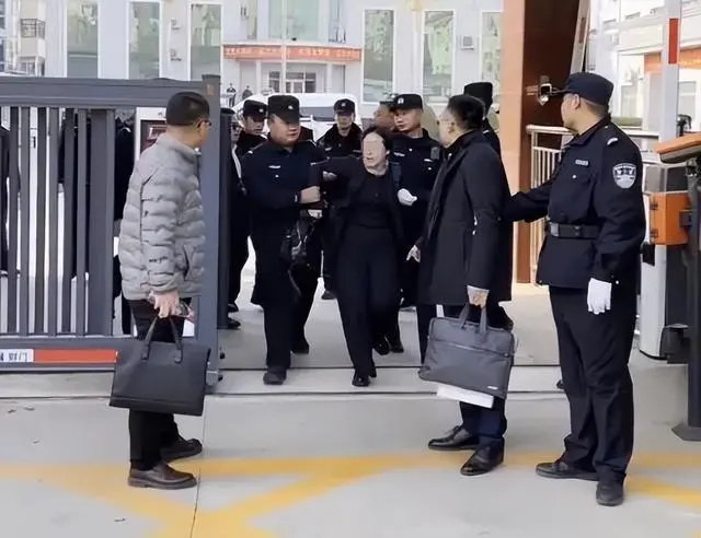 疑因提及刑讯逼供话题，律师被枣强县法院法官赶出法庭