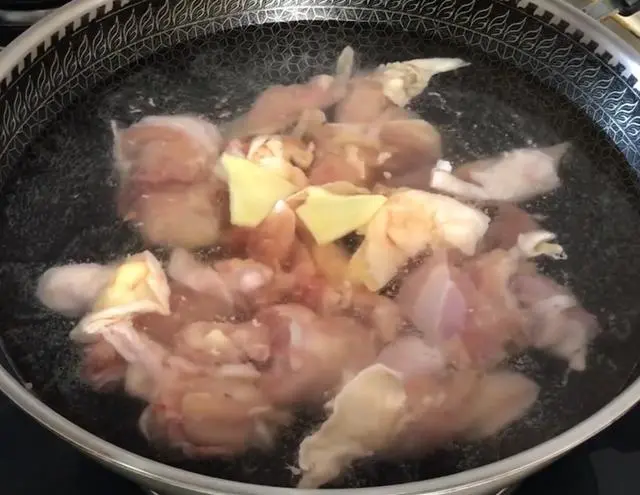 分享黄焖鸡的家常做法，按照步骤做，鸡肉色香味美（黄焖鸡的家常做法大全窍门视频）