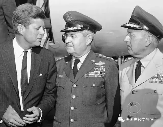 肯尼迪与空军参谋总长李梅（中）、战略空军司令鲍尔（右）交谈