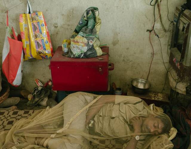 孩子们漂浮在被污染的亚穆纳河上,寻找可能值钱的垃圾.