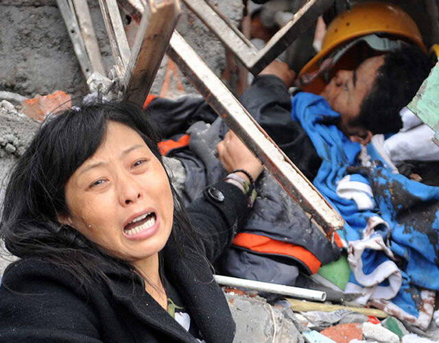 汶川地震中的母爱图片