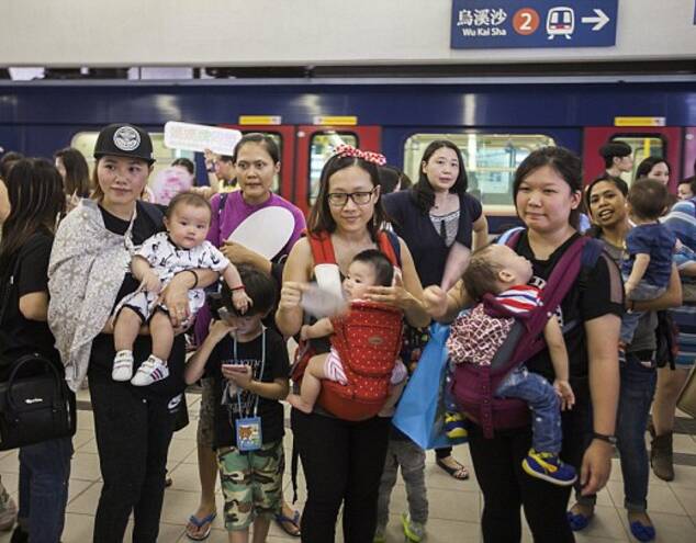 香港上百名妈妈地铁上公开哺乳